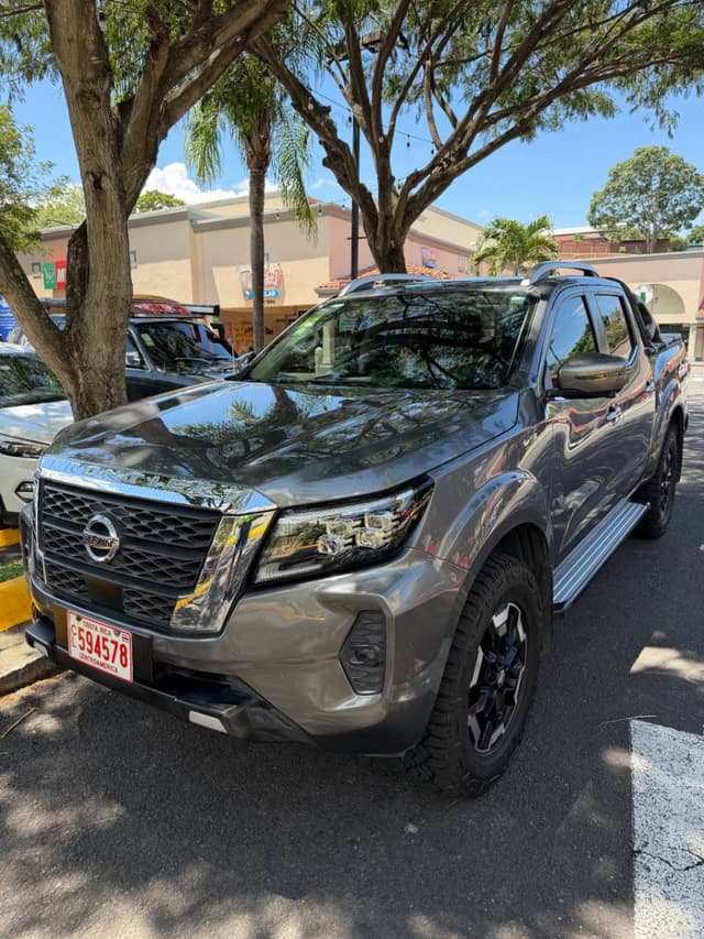 Pick Nissan Frontier LE 4WD
